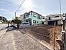 その他：日差しが差し込む前面道路に面した現地写真です。周辺には落ち着いた住宅が並び道路はゆとりある広さです。車の出入りもしやすい印象となっております。道路沿いの整然とした街並みが特徴的です。