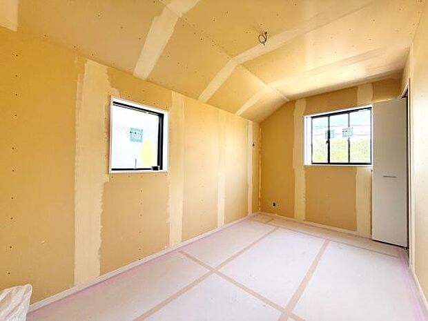 1号棟　2つの窓から光が差し込む洋室です。天井のデザインが空間を広く感じさせます。ドア付きでプライベートも確保されています。シンプルな内装が自由なアレンジを可能にします。