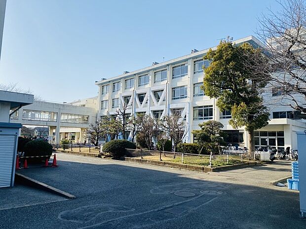 湘南台小学校まで585m