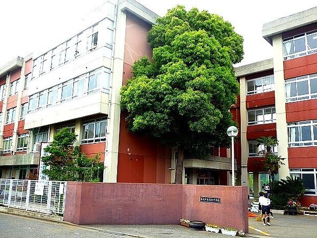 高倉中学校まで1001m