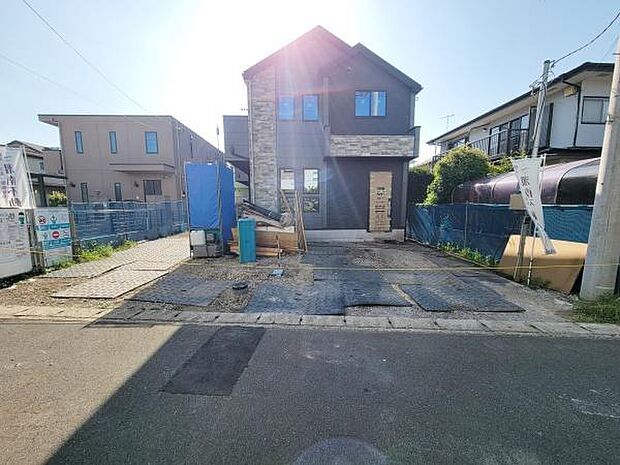 建物の外観が明るくシンプルなデザインが印象的です。前面道路も幅があり車の出入りがしやすそうです。周囲の住環境も整っています。建築途中のため今後の仕上がりが楽しみです。