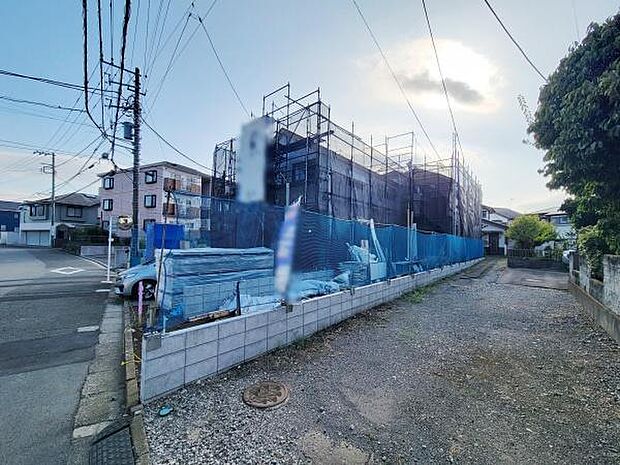 前面道路が広く確保されており車の出入りもスムーズに行えます。現地は建築が進んでおり周辺は落ち着いた住宅街です。敷地と道路の境界が明確で安心感があります。近隣には緑も見受けられ住環境が整っています。