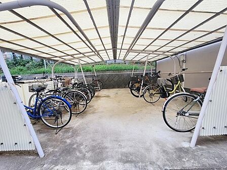 屋根付きの自転車置き場が備えられており雨の日でも安心して自転車が利用できます。スペースに余裕があり複数台の駐輪が可能です。柵で囲われているため管理もしやすくなっています。