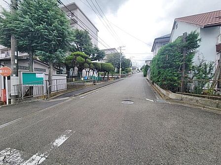 広々とした道路が特徴の住環境となっています。周囲には緑が多く落ち着いた雰囲気が広がります。フラットな道路が続いており移動しやすい利点があります。ゆったりとした道幅で車両の通行も安心です。