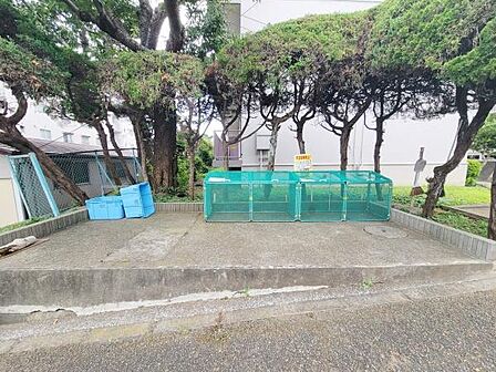 敷地内に設けられたごみ集積場はしっかりとした囲いで衛生面にも配慮されています。広さがあるためごみの分別もしやすくなっています。周囲に木が多く周辺環境への違和感が少ない設計です。