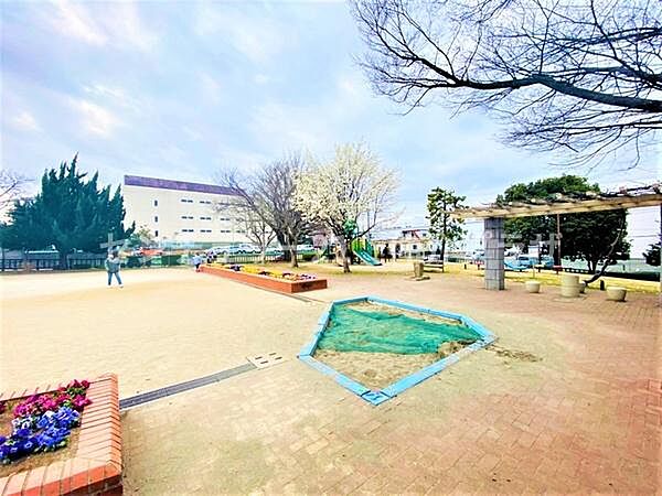 桐谷公園まで535m、2000年以降につくられた新しい公園で、高低差を生かした遊具などが設置されています。