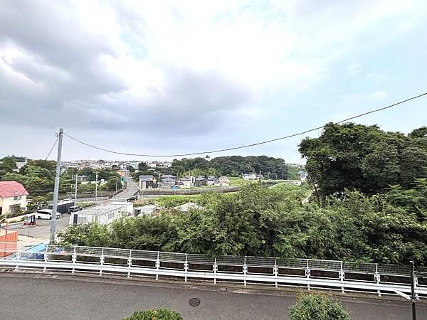 現地からの眺望は遠くまで見渡せる開放感が広がっています。周囲には緑が多く視界を遮るものが少ないため自然を身近に感じられます。道路や住宅も整然としており住環境の整った印象です。