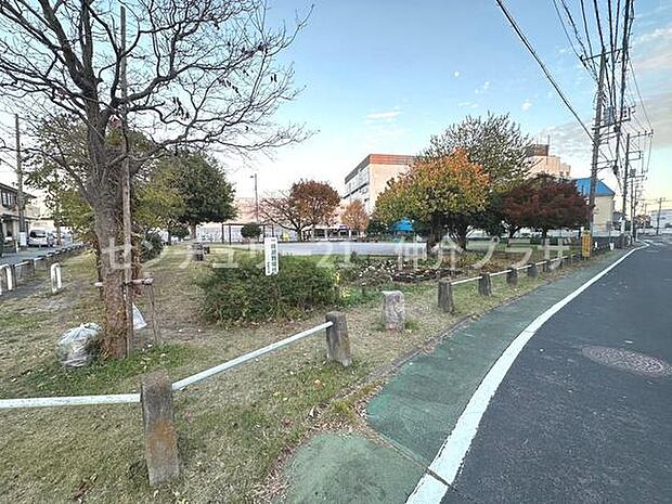 神台北公園まで1194m、遊具はなくベンチ、水道、砂場、小さな花壇があります。落ち着きのある静かな公園