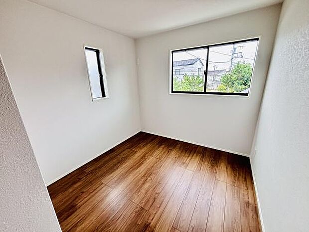 明るい印象の子供部屋です。2つの窓から自然光がしっかり入ります。落ち着いた色合いのフローリングが特徴です。シンプルな内装でアレンジしやすい空間です。清潔感のあるお部屋です。