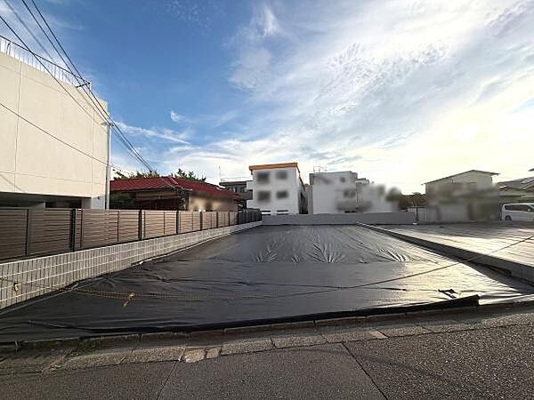 住宅街の一画に位置する整った土地です。角地に面しているため開放感があります。建築のプランニングがしやすい形状です。周辺道路も整備されています。