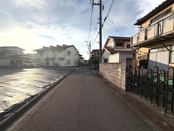 前面道路は幅があり車の出入りもスムーズに行いやすい印象です。周囲には住宅が並び静かな雰囲気が保たれています。道路沿いは整然とした街並みで落ち着いた印象です。舗装もしっかりしており快適に利用できます。