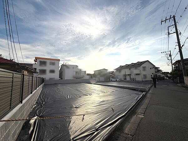 閑静な住宅街に位置し周辺には整然とした住宅が並びます。広々とした敷地が魅力的で陽当たりも良好です。前面道路は歩道も整備されており快適に利用いただけます。開放的な雰囲気が印象的な土地です。