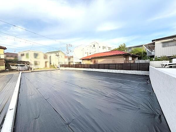 開放感のある敷地が広がっています。周囲には住宅が立ち並び落ち着いた雰囲気です。建築条件のご相談も可能な土地です。明るい空のもと周辺環境も良好です。前面道路も利用しやすい配置となっています。