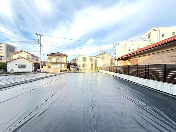 広々とした土地が広がり開放的な印象を受けます。日当たりも良好で周囲に高い建物が少ない点も特徴です。整備された外観がすっきりとした雰囲気を演出しています。舗装済みのため管理がしやすい環境です。