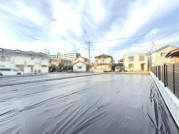 広々とした土地が広がり周辺には住宅も立ち並んでいます。平坦な地形が特徴的です。明るい空の下で開放感のある印象です。日当たりも良好な環境です。