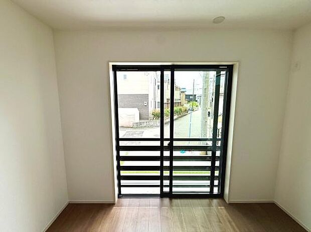 大きな窓からたっぷりと自然光が入る明るい室内です。シンプルな設計で家具の配置も自由自在。フローリングが落ち着いた雰囲気を演出します。無駄のない空間で様々な用途に利用できます。