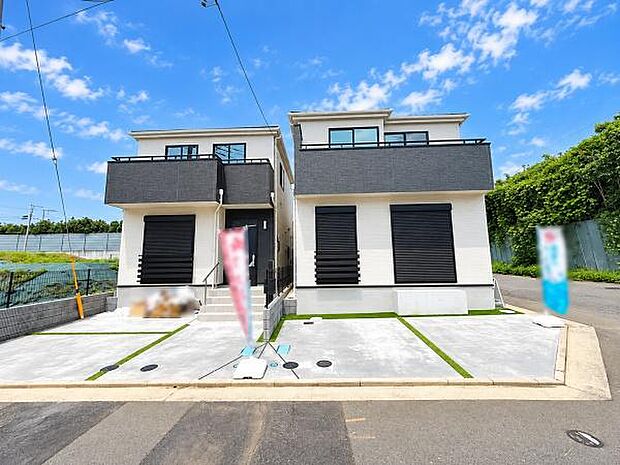 建物の外観が洗練されたデザインで敷地内にはしっかりとした駐車スペースが確保されています。前面道路が広く車の出し入れもスムーズに行えます。周囲の環境も整理されており安心して利用いただける立地です。