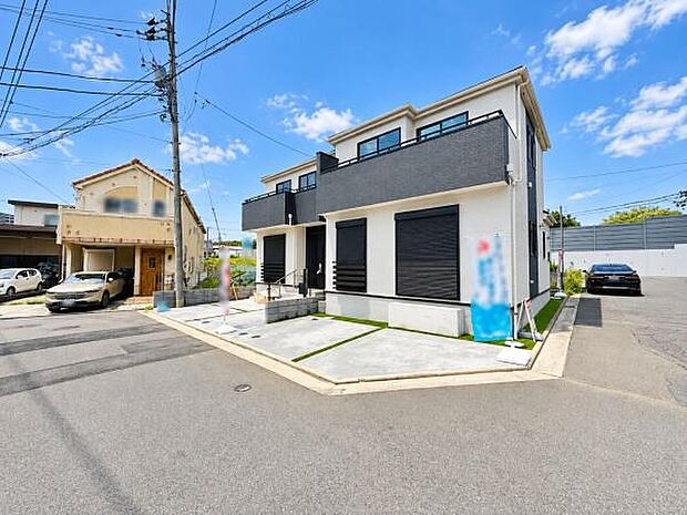 現地写真は明るい雰囲気の住宅を捉えています。前面道路が広く車の出入りがしやすい環境です。周辺には自然も感じられすっきりとした街並みが広がっています。建物の外観も清潔感があります。