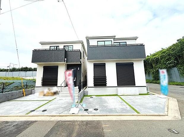建物の外観が洗練されたデザインで敷地内にはしっかりとした駐車スペースが確保されています。前面道路が広く車の出し入れもスムーズに行えます。周囲の環境も整理されており安心して利用いただける立地です。