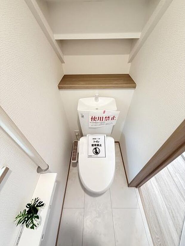 棚が設置されておりトイレ用品を整理しやすい空間です。
