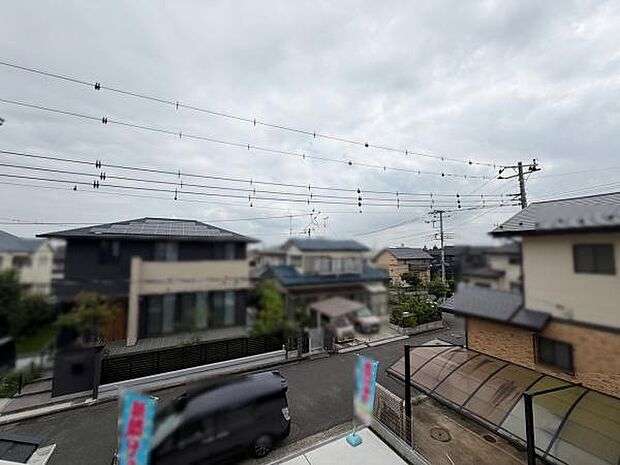 現地からの眺望は周囲の住宅街を一望できる開放感が特長です。道路に面した位置からの見晴らしは身近な環境を感じられます。
