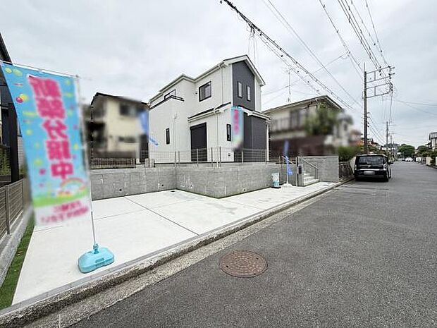 前面道路は幅員がしっかり確保されており車の出入りがしやすい環境です。