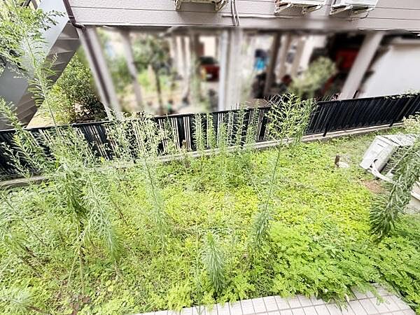 敷地内にはゆとりある庭スペースがあります。陽当たりの良い場所ですので様々な利用が可能です。プライベート空間もしっかり確保されています。ガーデニングやアレンジに適した環境です。