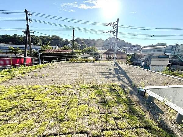 日当たりの良さが印象的な現地土地写真です。周囲には自然も感じられる環境になっています。敷地の広がりをしっかりご確認いただけます。前面道路も見通しが良く開放感があります。