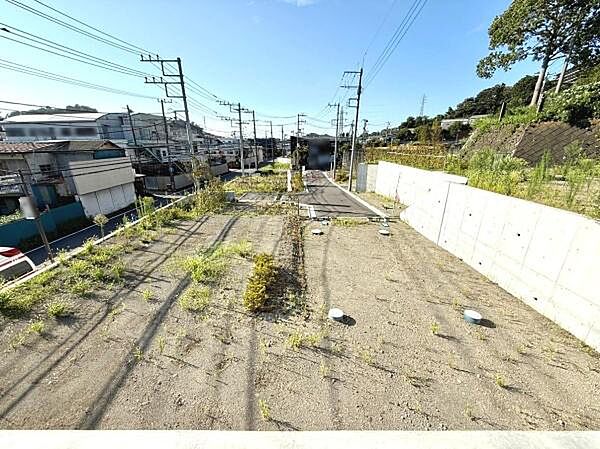 現地土地写真から分かるように敷地はゆとりのあるスペースで多彩な活用プランが検討できます。南側は日当たりも期待でき開発しやすい形状です。周囲は交通アクセスにも便利な環境が整っています。