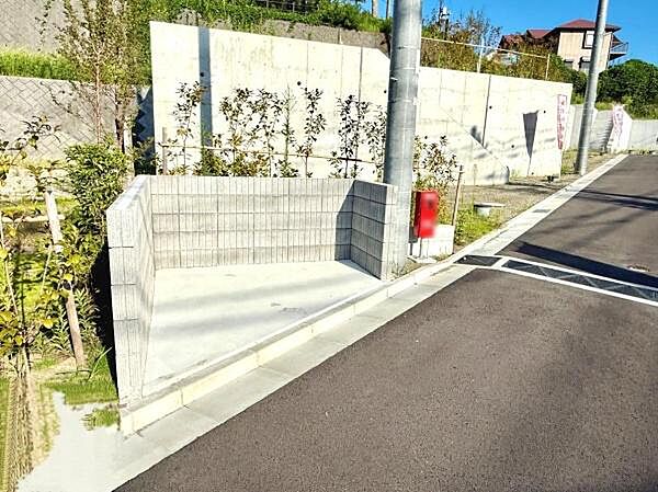 道路沿いに設置されたスペースはコンクリート製の囲いでしっかりと区分されています。隣接する緑や街路樹が周囲の景観に調和しています。舗装された歩道もあり使い勝手の良さが感じられます。