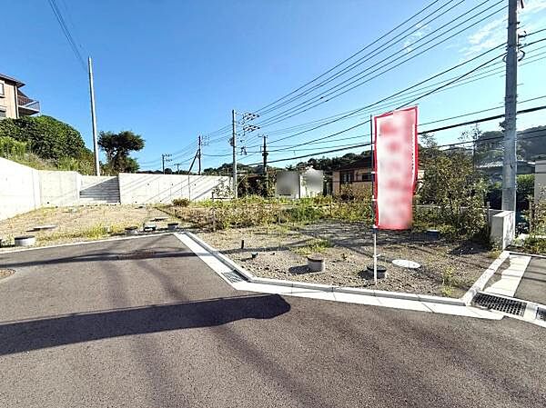 現地は開放感のある敷地で前面道路も整備されており車の出入りがしやすい区画です。敷地周辺は日当たりも期待でき伸びやかな街並みが広がっています。生活インフラもすぐ近くにあるので利便性も感じられます。