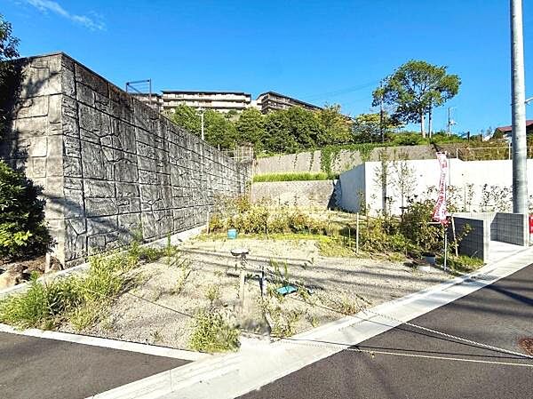 開放感のある角地で日当たりが期待できる立地です。前面道路との高低差が少なく車の出入りもしやすい印象です。周囲に擁壁がありプライバシーの確保にも配慮されています。