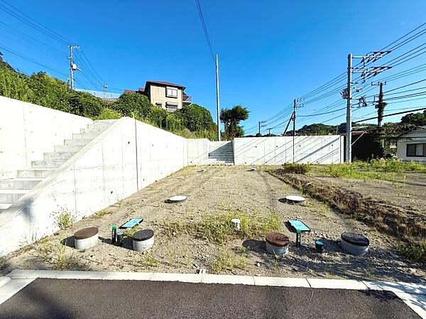 日当たりの良い敷地で開放感があります。敷地内はシンプルな形状で使いやすいです。コンクリートの擁壁と階段が整備されています。インフラ設備も設置されています。角地に位置し視認性も良好です。