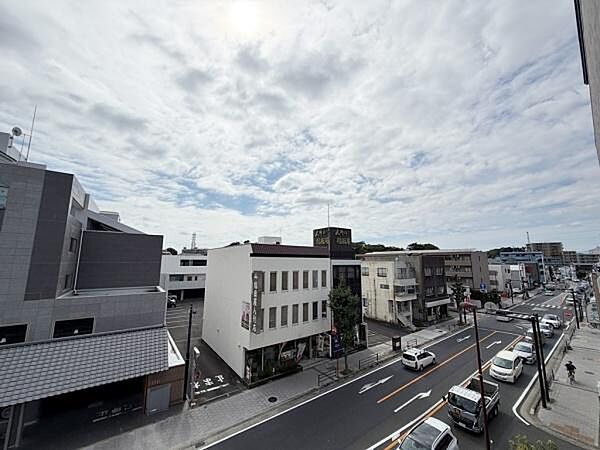 現地からの眺望が広がる写真です。前面には建物や道路があり周囲の街並みを見渡すことができます。交通量や周辺施設の様子も確認できますので利便性の把握にも役立ちます。