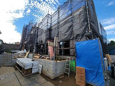 外観:現在建築中の物件の外観です。足場がしっかりと設置されており工事が着実に進んでいます。広々とした敷地で建築作業が行われている様子が見受けられます。資材が整然と並んでおり現場の管理が行き届いています。 外観:現在建築中の物件の外観です。足場がしっかりと設置されており工事が着実に進んでいます。広々とした敷地で建築作業が行われている様子が見受けられます。資材が整然と並んでおり現場の管理が行き届いています。