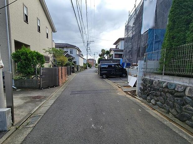 落ち着いた住宅街に位置し前面道路は見通しが良く歩きやすい印象です。周囲には緑も見られ住環境が整っています。道路幅もあり車の通行や駐車にも配慮されています。静かな環境で日常生活がしやすい立地です。