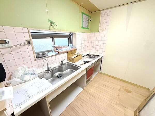 広々としたキッチンスペースが魅力的です。窓があり換気や明るさも十分です。作業しやすいシンクとコンロが配置されています。収納スペースも確保されています。キッチンの動線がシンプルで日々の家事も快適です。