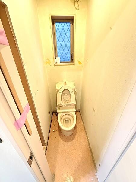 トイレに窓が設けられており換気しやすい設計です。シンプルな空間となっているため好みに合わせたアレンジも可能です。独立した個室でプライバシーを確保した作りです。全体が明るく清潔感があります。