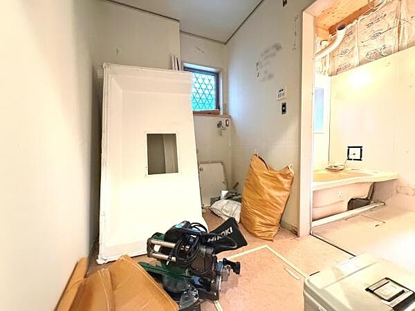 洗面台・洗面所の広さをしっかり確保した空間です。窓があり自然光が取り入れられる設計となっています。浴室へのアクセスもスムーズに行える造りです。収納や設備の設置も検討しやすい構造です。