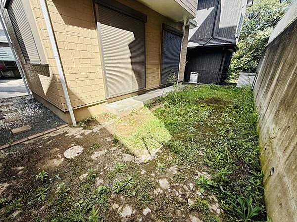 建物横に広がる庭は陽当たりが確保されておりさまざまな用途に合わせやすいスペースです。敷地が塀で囲われており落ち着いた印象があります。建物から直接アクセスできるため使い勝手も良好です。