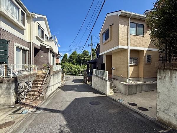 外観は明るい色合いの外壁が特徴的です。玄関前には階段がありしっかりとした造りになっています。駐車スペースが確保されていて日当たりも良好です。周辺は静かな環境が感じられます。