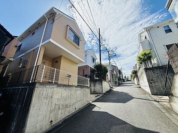 シンプルな外観が特徴の住まいです。前面道路からスムーズにアプローチできる点もポイントです。敷地内にゆとりがあり駐車スペースも確保されています。周辺は閑静な住宅地となっています。