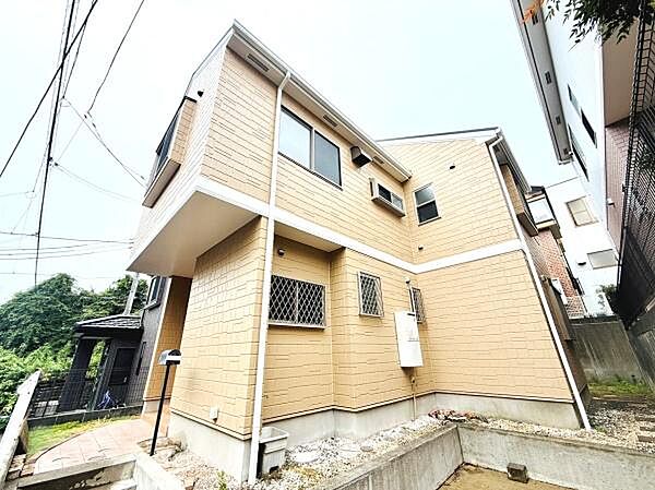 明るい外観が印象的な戸建てです。二方向からの採光が期待できます。角度のあるデザインが周囲と差を生み出しています。外壁の色調が周囲の景観と調和しています。敷地スペースにも余裕があります。