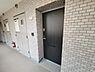 玄関：シンプルな色合いの玄関扉が特徴的です。共用部分も清潔感が保たれており安心してご利用いただけます。レンガ調の外壁が落ち着いた雰囲気を演出しています。玄関ドアにはポストが設置され利便性も備わっています。