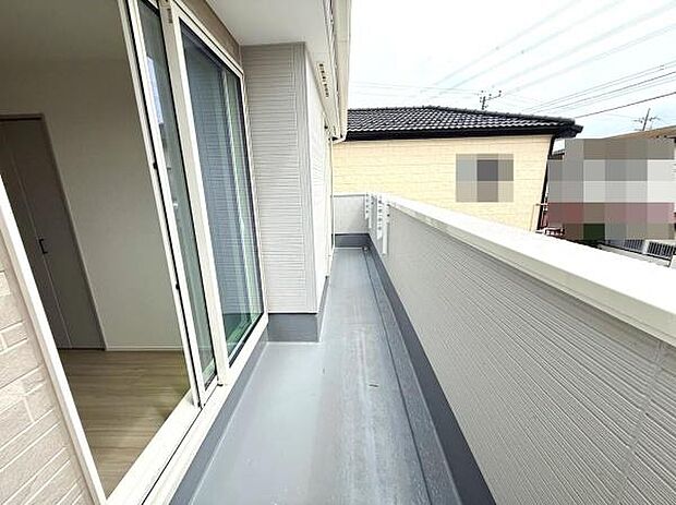 奥行きのあるバルコニーが印象的です。室内から出入りしやすい設計となっています。複数の窓から光が差し込み明るい雰囲気を感じられます。周囲の視線も気になりにくい造りです。