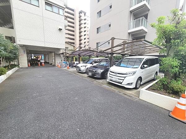 敷地内に駐車場が設けられており複数台分のスペースが確保されています。屋根付きで大切な車を雨風から守ることができます。出入り口も広く車の出し入れがしやすい配置です。