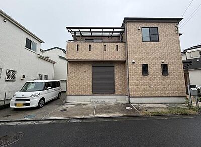 外観:シンプルな外観デザインが印象的です。駐車スペースがしっかりと確保されています。バルコニーには屋根が設置されており使い勝手が良さそうです。外壁は落ち着いた色合いで周囲となじんでいます。 外観:シンプルな外観デザインが印象的です。駐車スペースがしっかりと確保されています。バルコニーには屋根が設置されており使い勝手が良さそうです。外壁は落ち着いた色合いで周囲となじんでいます。