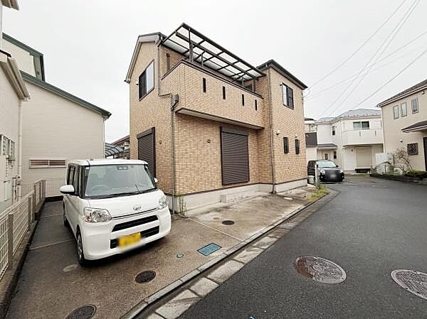前面道路が広めで車の出し入れがしやすい現地写真です。住宅周辺にはゆとりがあり駐車スペースもしっかり確保されています。落ち着いた街並みに馴染む外観が魅力です。周囲の建物とも適度な距離が取られています。