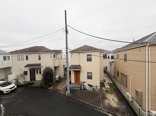 現地からの眺望は周囲に戸建て住宅が立ち並ぶ落ち着いた街並みが広がっています。道路も整備されており清潔感のある住環境が印象的です。居住エリアの様子をしっかりと感じられる眺めです。
