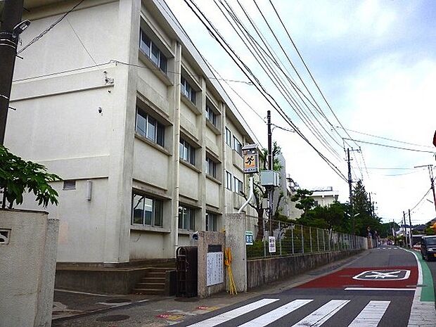 長後小学校まで852m